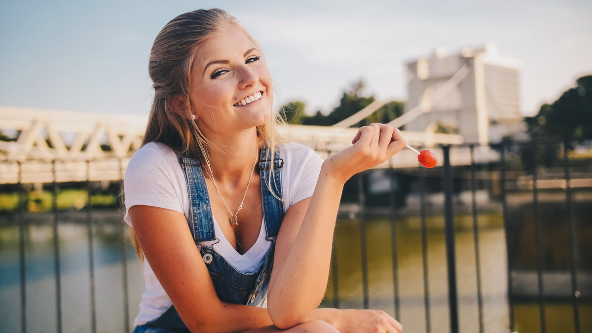 Mädchen mit Lolli in der Hand