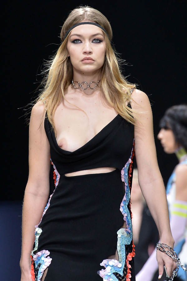 Gigi Hadid: Nippelblitzer bei Versace