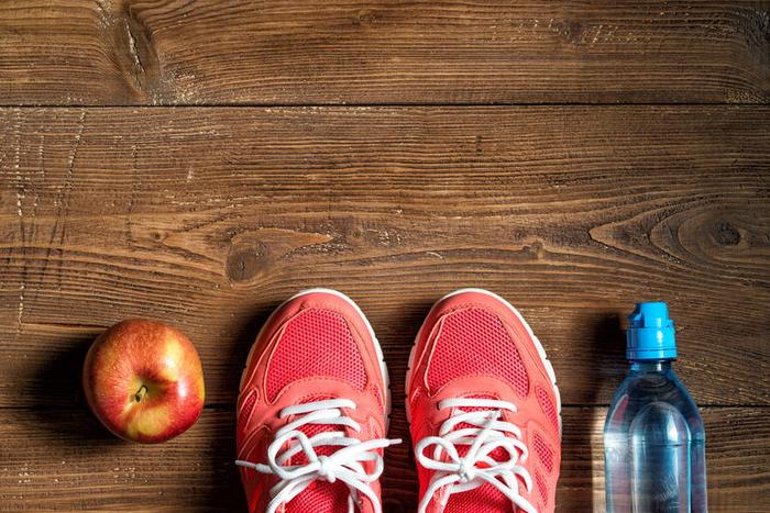 Apfel, Sportschuhe und Wasserflasche