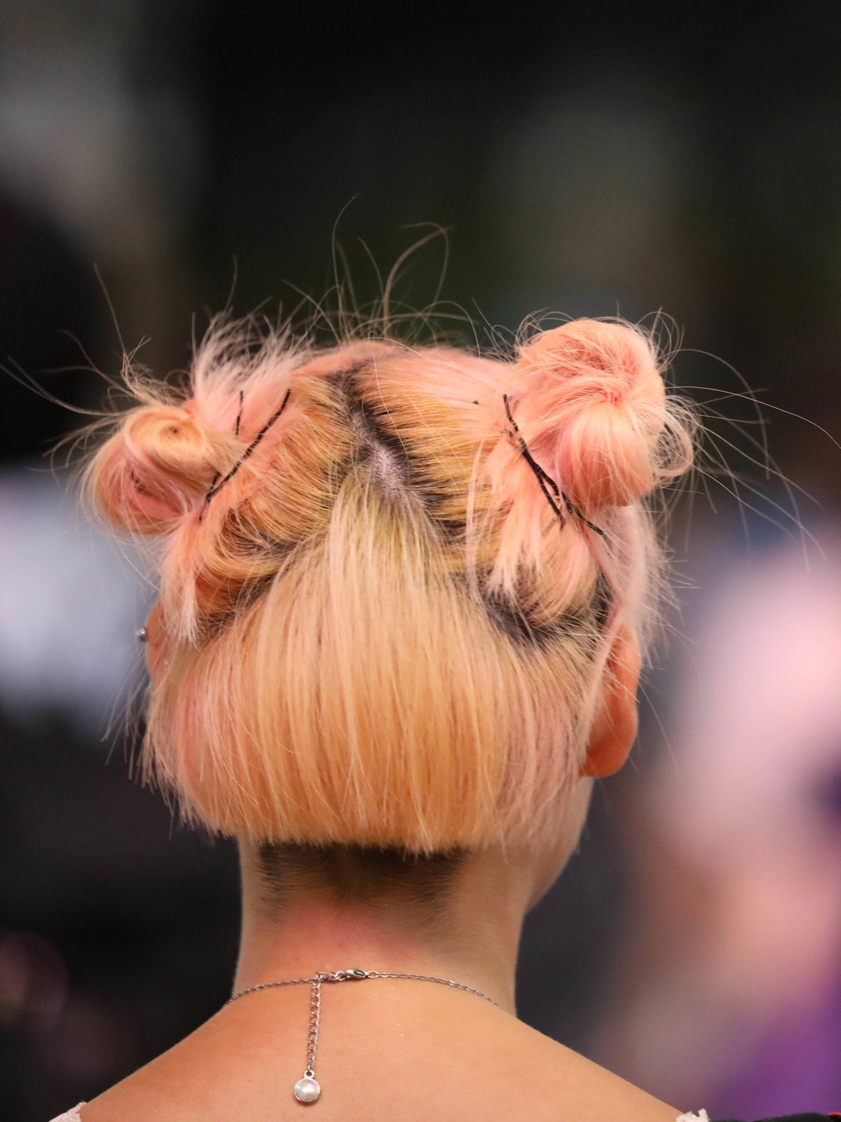 Mädchen mit rosa Haaren
