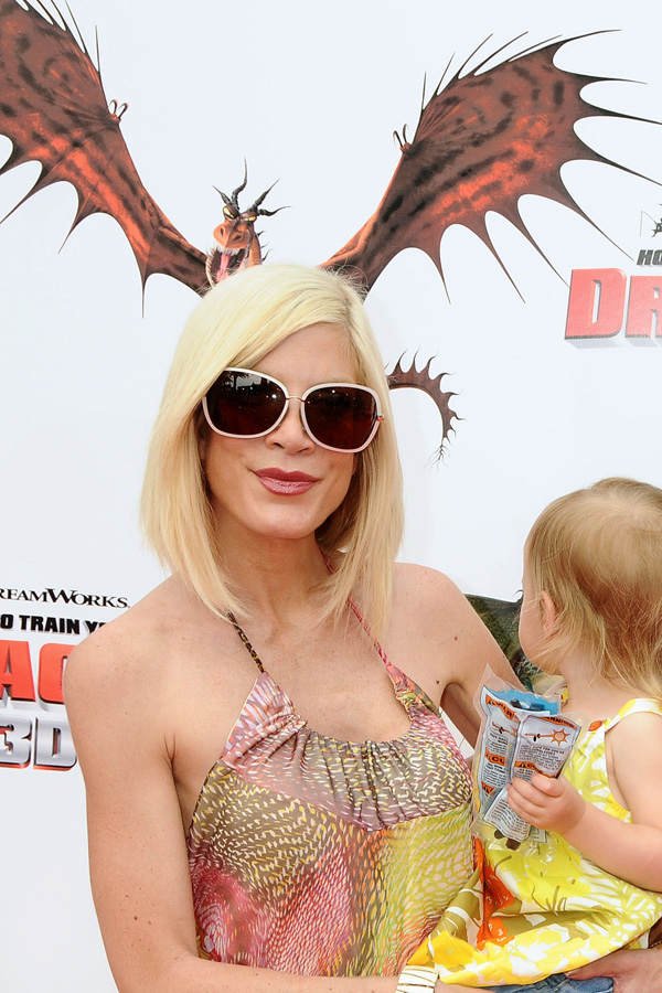  Tori Spelling mit Geweih