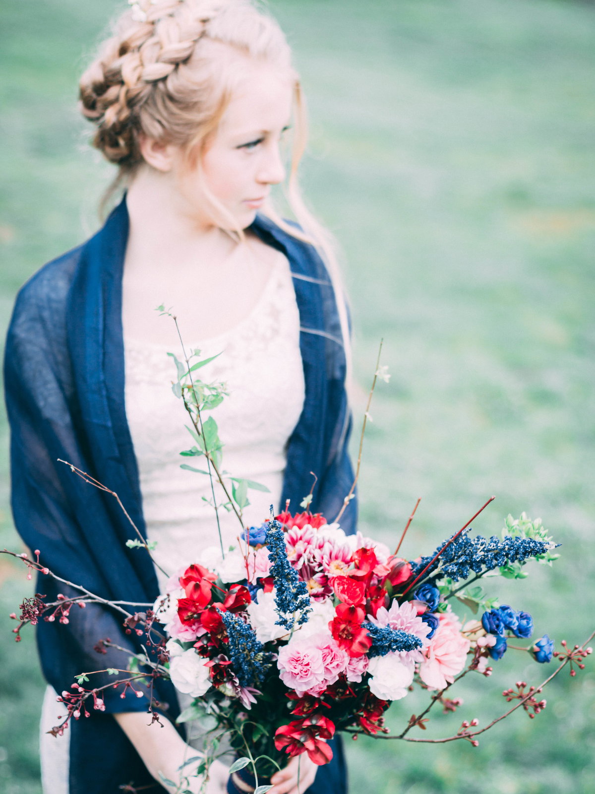 Mädchen mit Blumenstrauß in der Hand