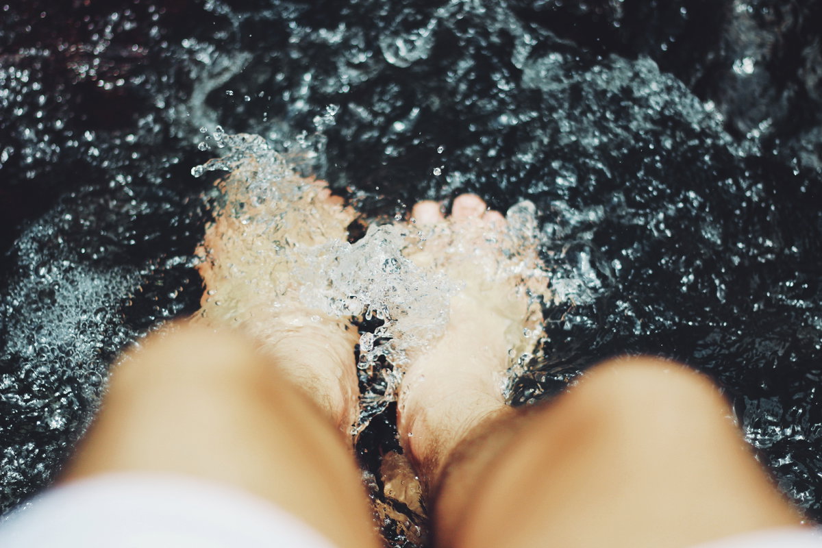 Beine im Wasser