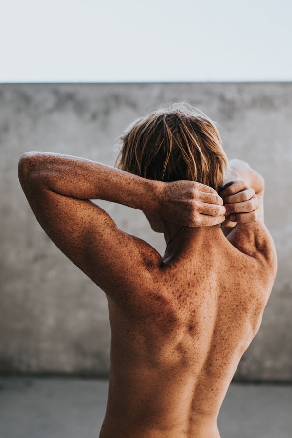 Erogene Zonen bei Jungs: Tipps, wie Du ihn heiß machen kannst