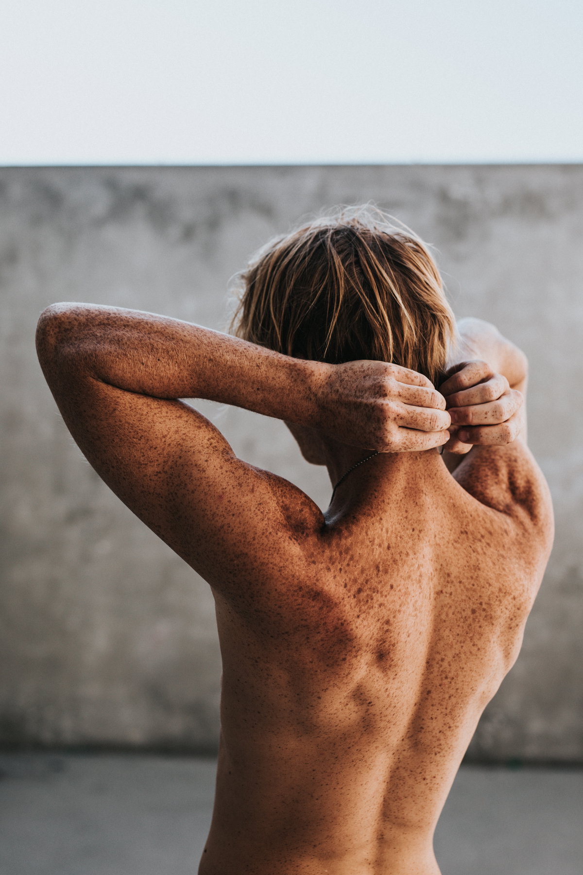 Blonder Mann von hinten