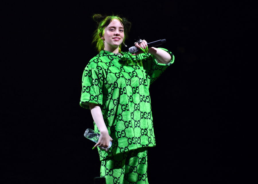 Billie Eilish: „Fett“? DARUM trägt sie weite Klamotten 