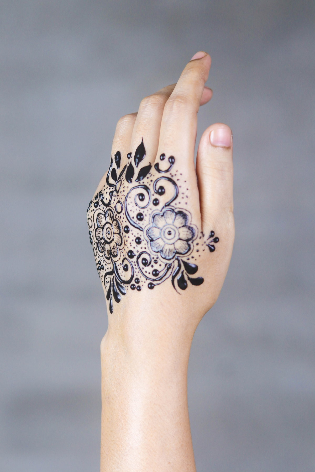 Henna Tattoo auf Handrücken