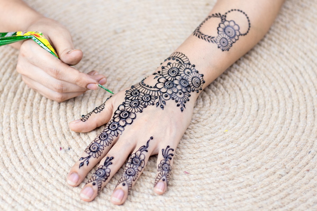 Henna Tattoo aufmalen