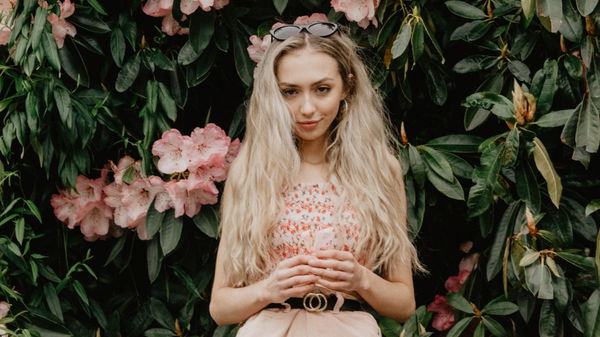 Dieses schöne Oberteil von H&M tragen wir im Sommer und es kostet weniger als 13 Euro!