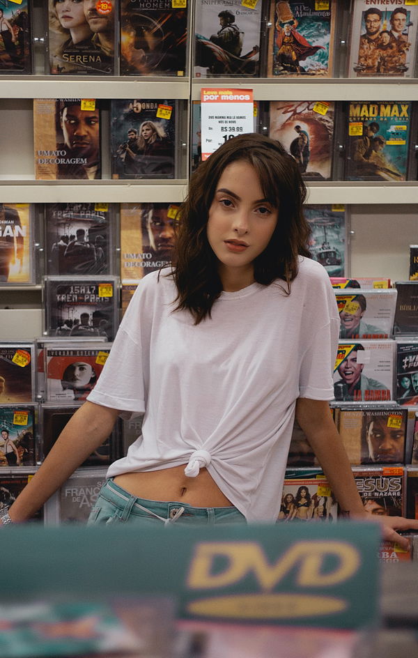 Modetrend 2021: So bindest du den perfekten Knoten in dein T-Shirt