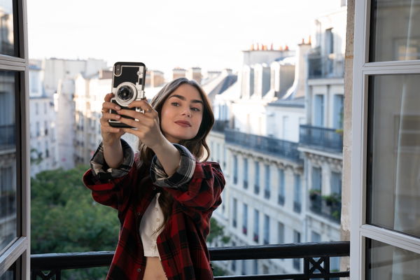 "Emily in Paris": Wo gibt es die beliebte Handyhülle aus der Netflix-Serie?