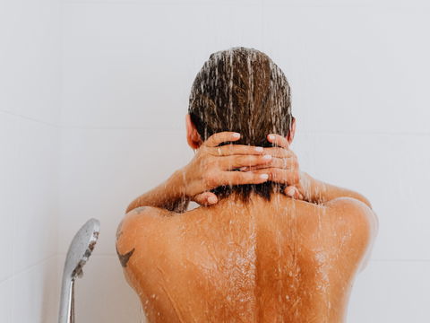 Haare waschen mit Roggenmehl: Das sollten Sie bei der Anwendung beachten