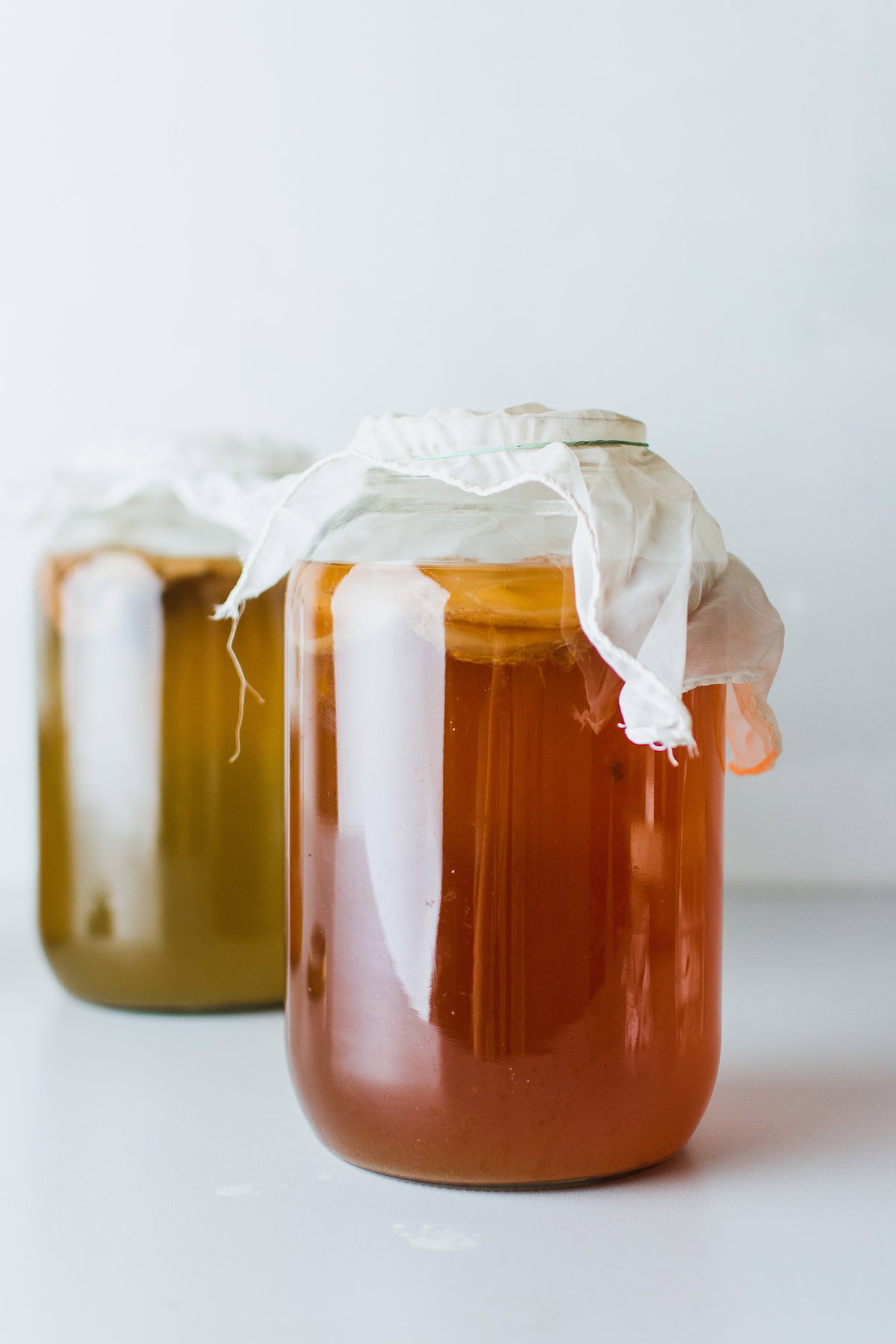 Kombucha gärt in Einmachgläsern