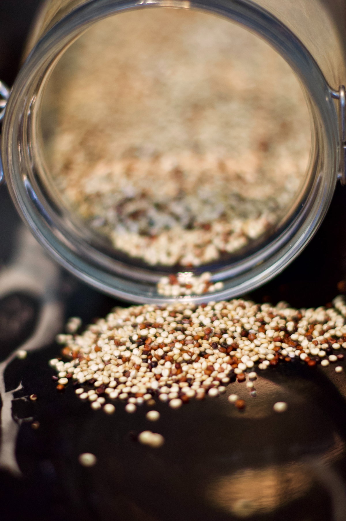 Bunte Quinoa in Glas