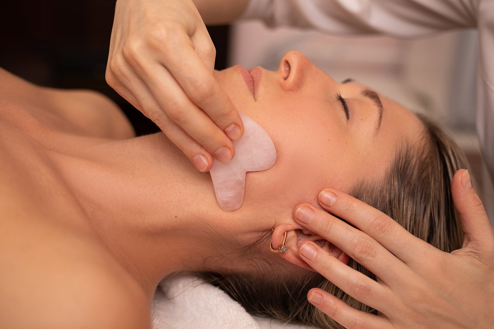 Gua Sha Stein: Kann man Falten wegmassieren?