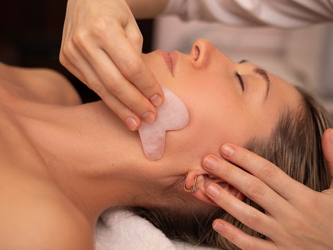 Gua Sha Stein: Kann man Falten wegmassieren?