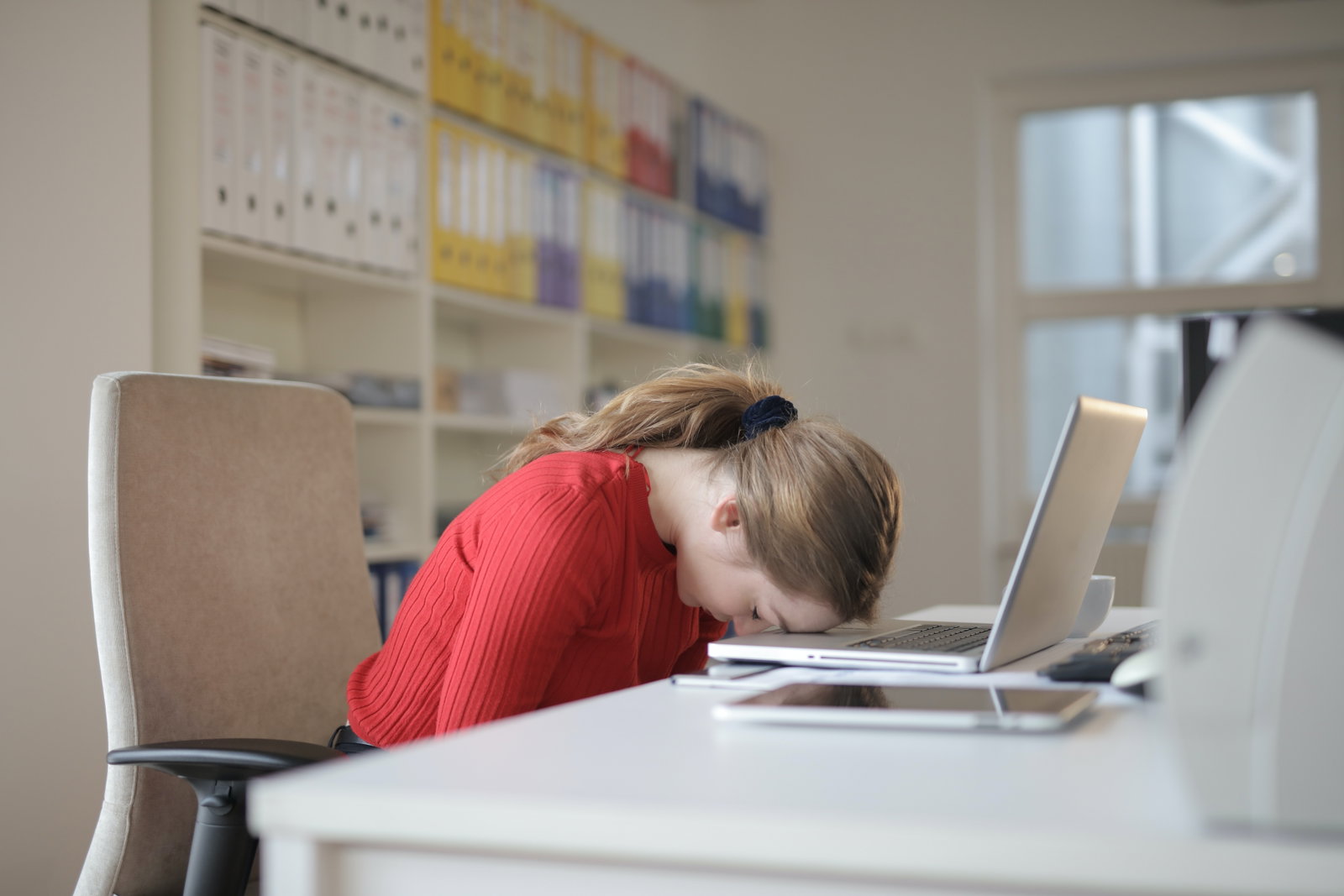 Ein Leben im Sitzen: Körperlichen Bürokrankheiten vorbeugen