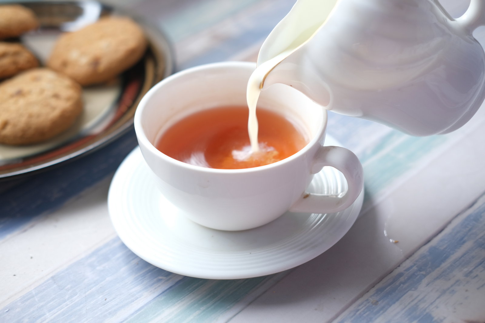 Schwarzer Tee mit Milch: Warum sie ihn besser ohne trinken sollten