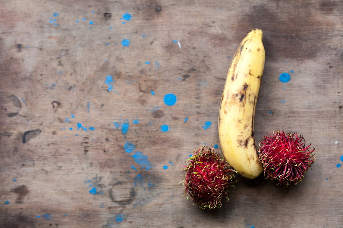 Rambutan und Banane symbolisch zu Penis mit Hoden angeordnet