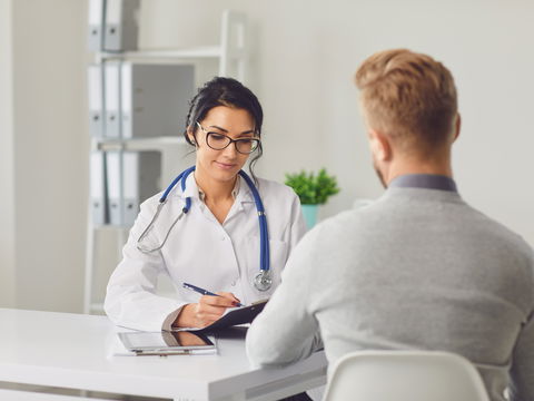 Blut im Sperma: Welche Ursachen dahinter stecken und wann Sie zum Arzt müssen