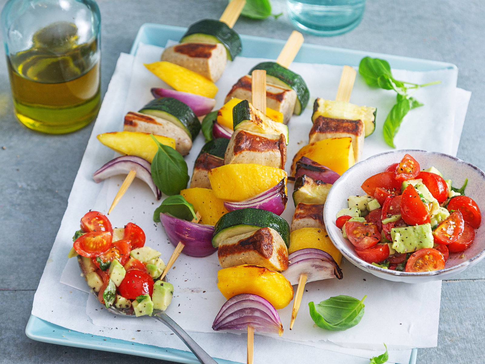 Grill-Rezept: Fruchtiger Bratwurst-Spieß mit Gemüse