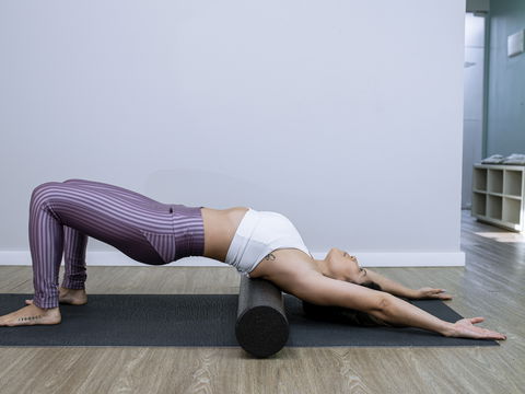 Pilatesrolle: Diese 4 Übungen versprechen einen straffen Körper