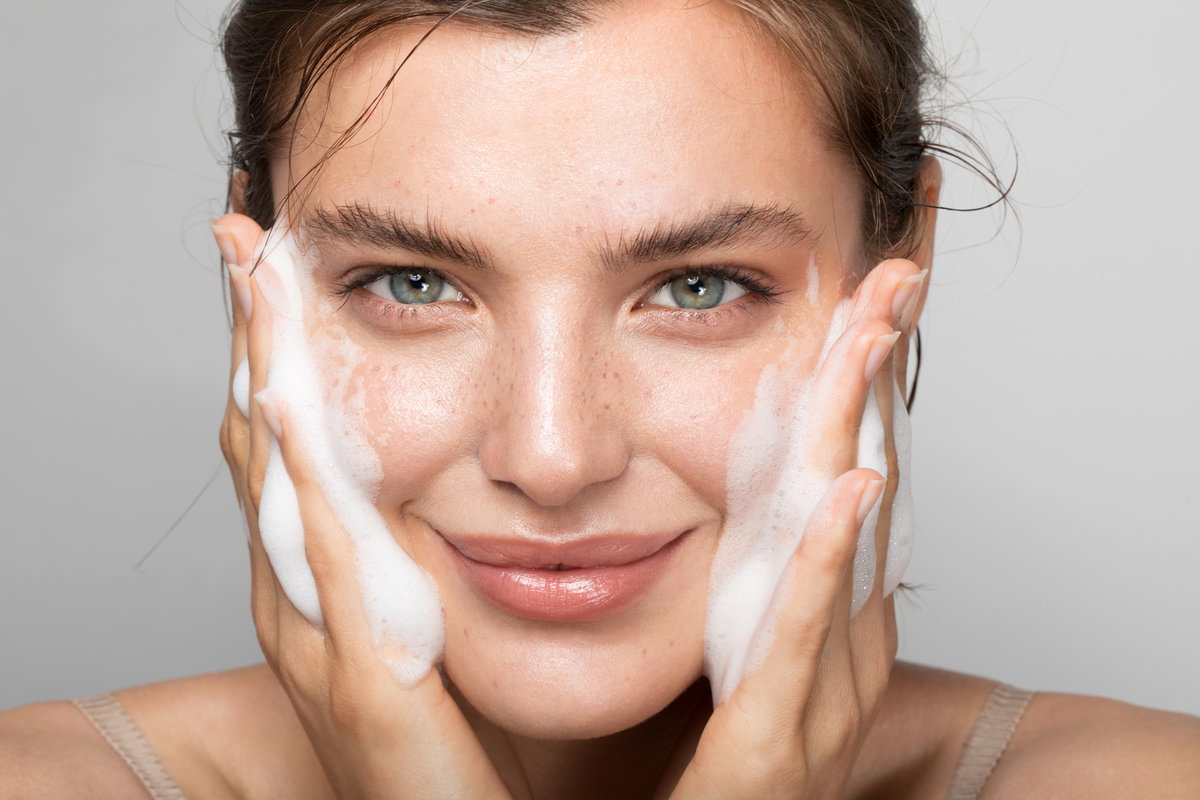 Frau macht Double Cleansing im Gesicht