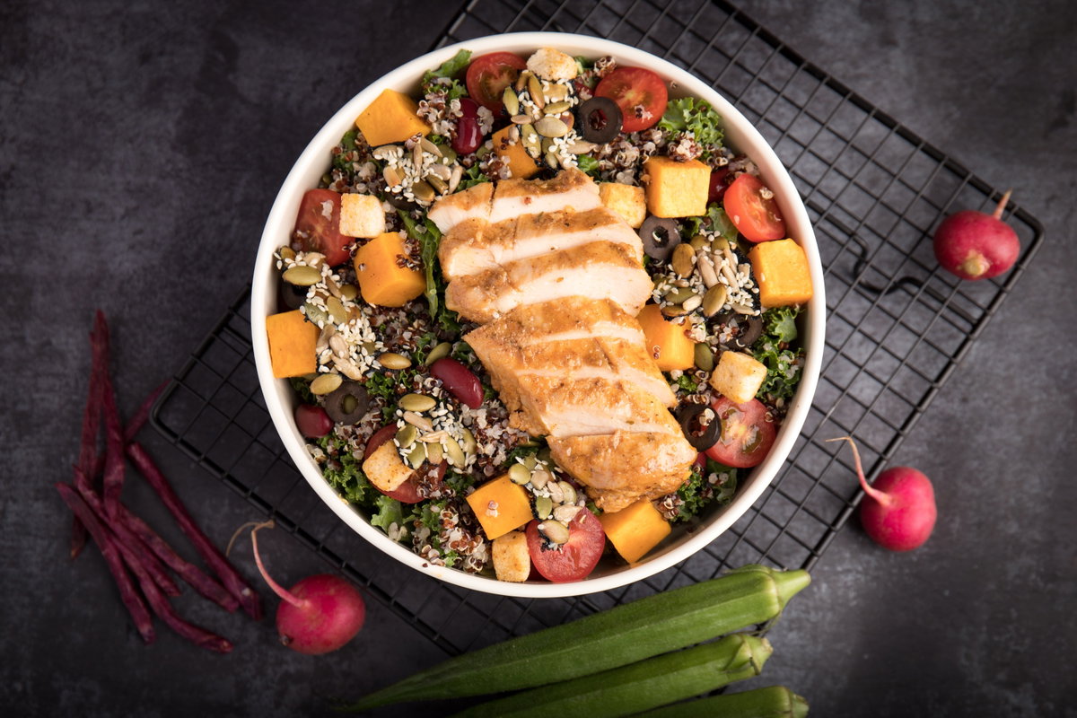 Ein gesundes Abendessen mit Hühnchen, Mango und Tomaten