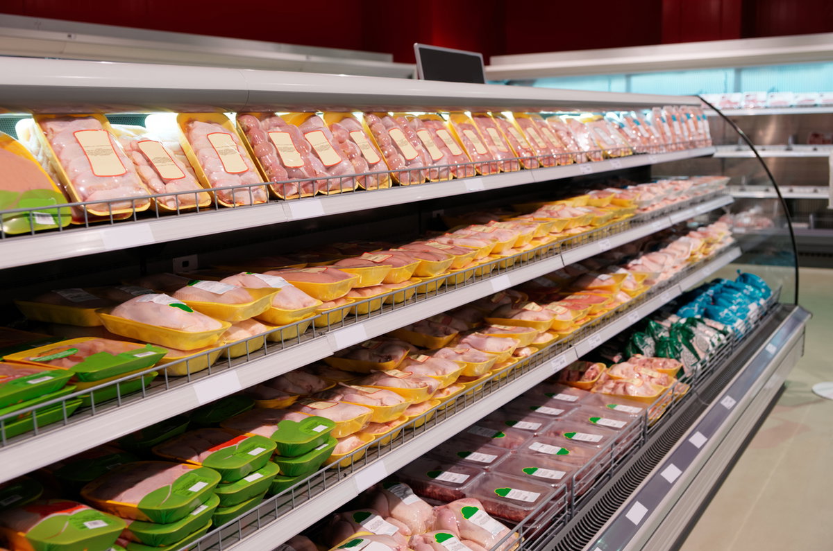 Fleischtheke in einem Supermarkt