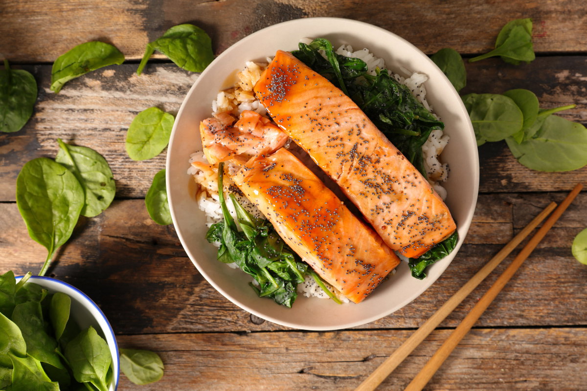 Cholesterin senken mit Lachs: Rezept für Reis-Pfanne mit Spinat