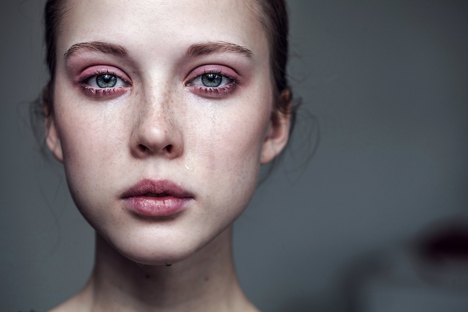 Was Ihnen sofort gegen geschwollene Augen nach dem Weinen hilft