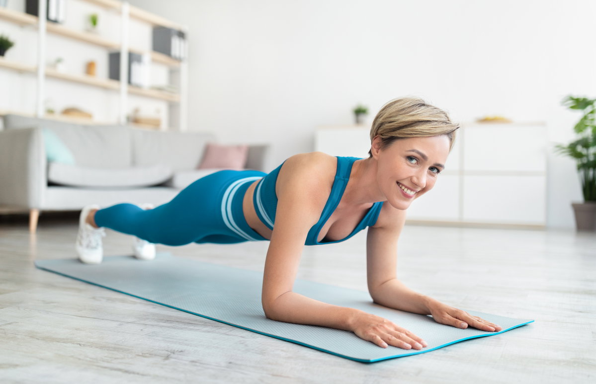 Frau macht einen Plank