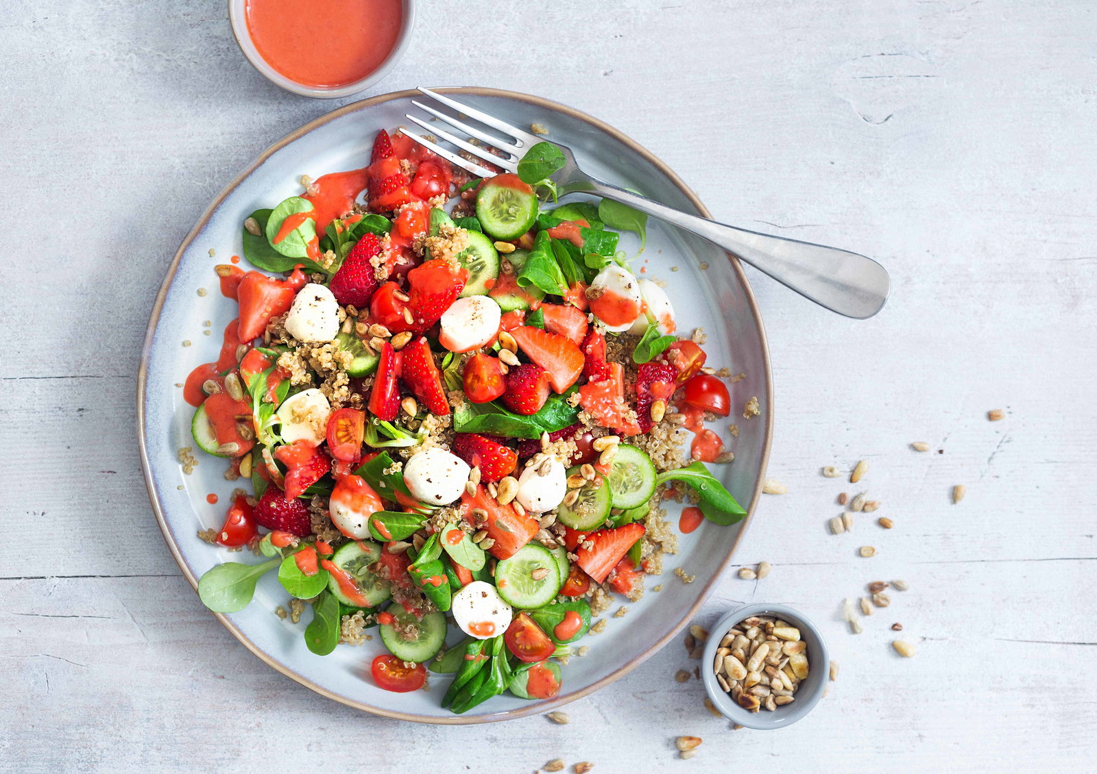 Rezept für Quinoa-Sommersalat mit Erdbeeren und Mozzarella
