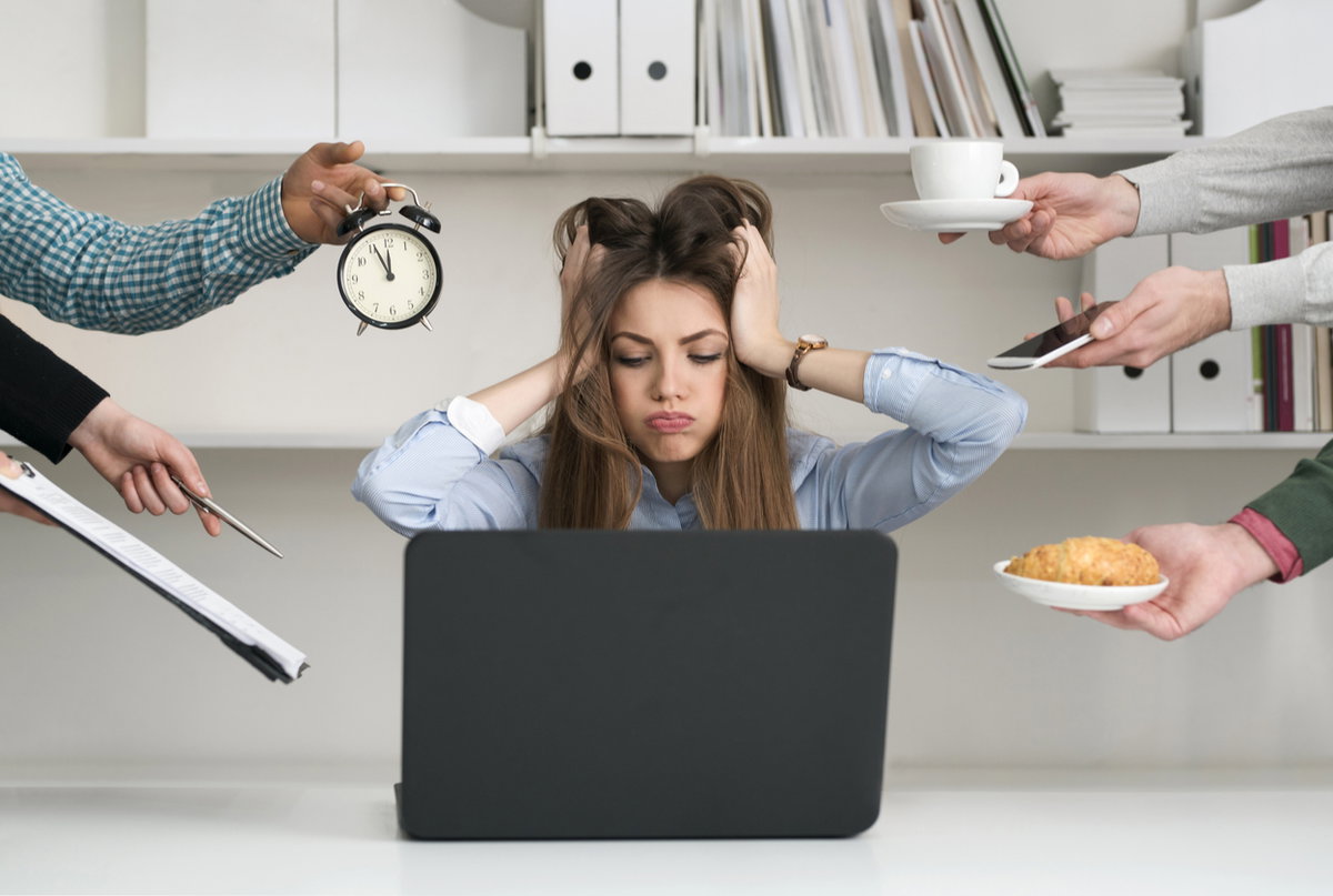 Junge Frau leidet unter Stress