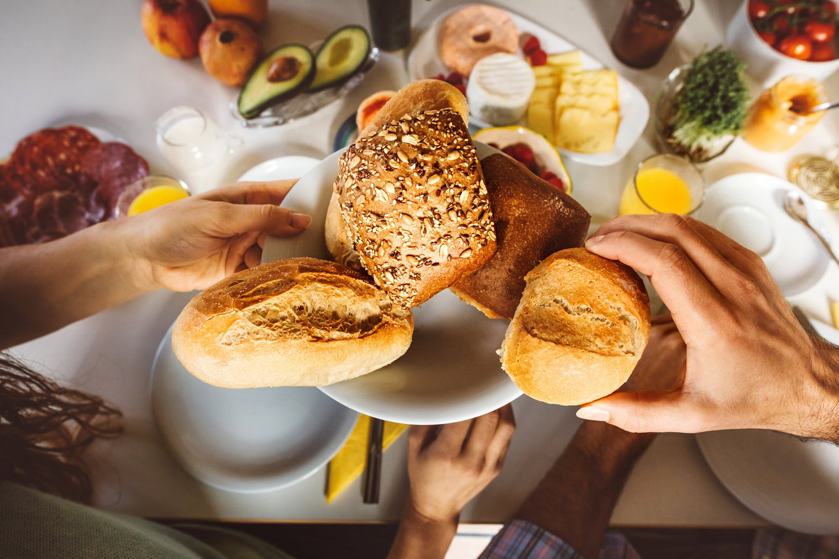 Frühstückstisch mit Brötchen und Aufstrich