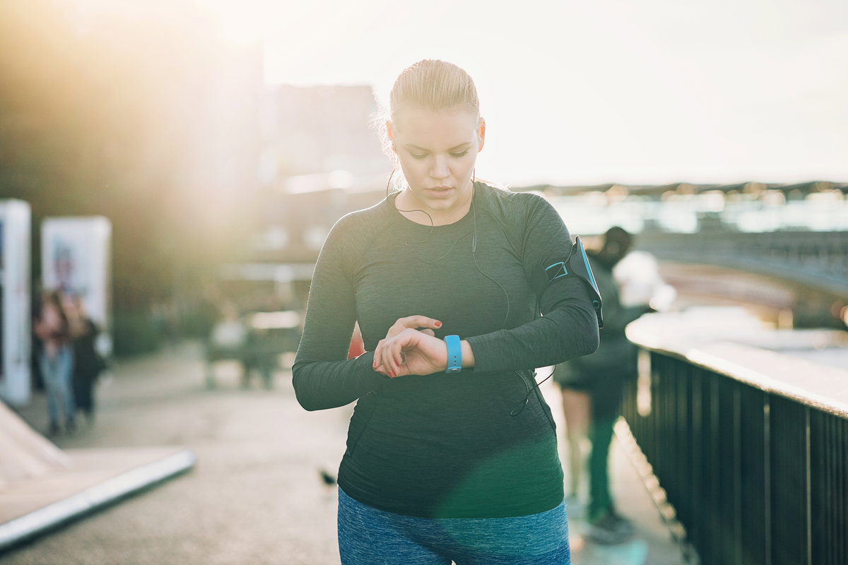 Frau trainiert mit Smartwatch