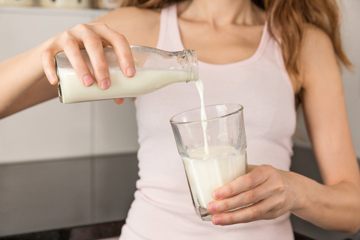 Rohmilch wird eingeschüttet