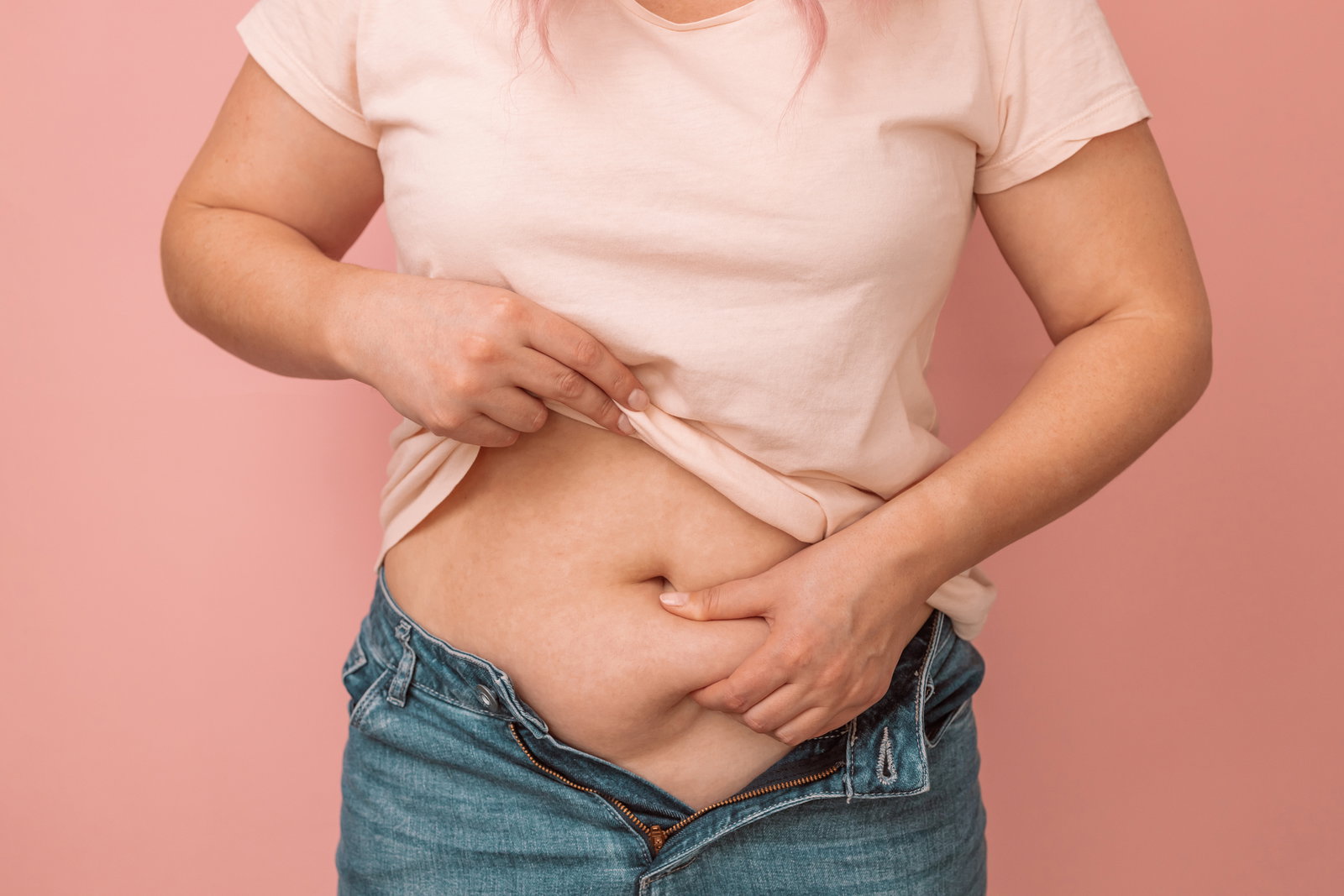 Fett oder Wassereinlagerungen am Bauch? So erkennen Sie den Unterschied