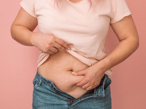 Fett oder Wassereinlagerungen am Bauch? So erkennen Sie den Unterschied
