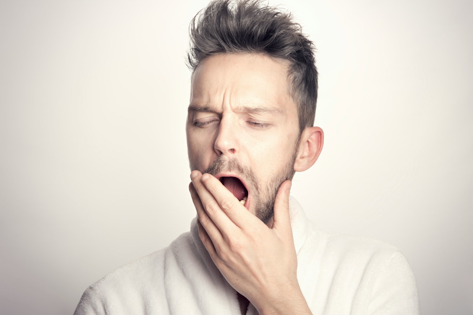 Schluss mit der Februar-Müdigkeit: Wie Sie mit dem 3-Komponenten-Magnesium-Trick Ihre Hormone wecken