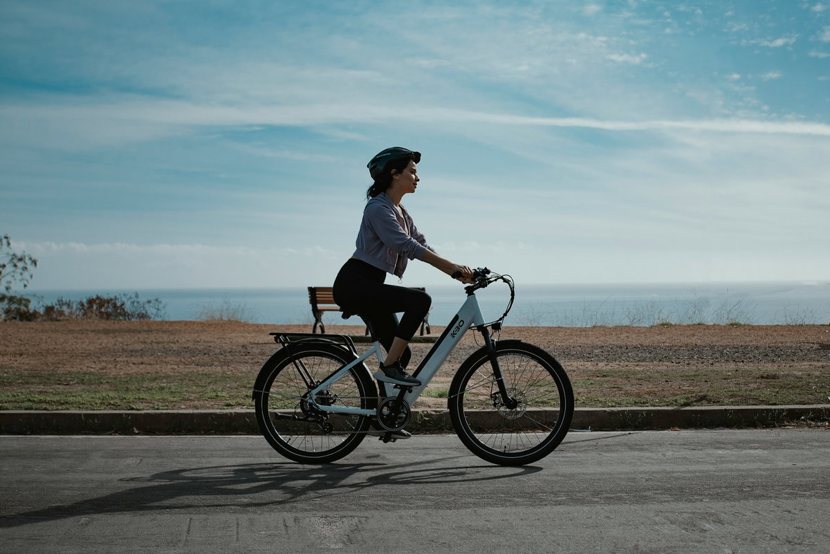 Frau fährt Ebike