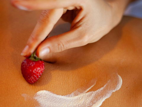 Gegen Altersflecken: Warum wir Erdbeeren jetzt auf die Haut legen