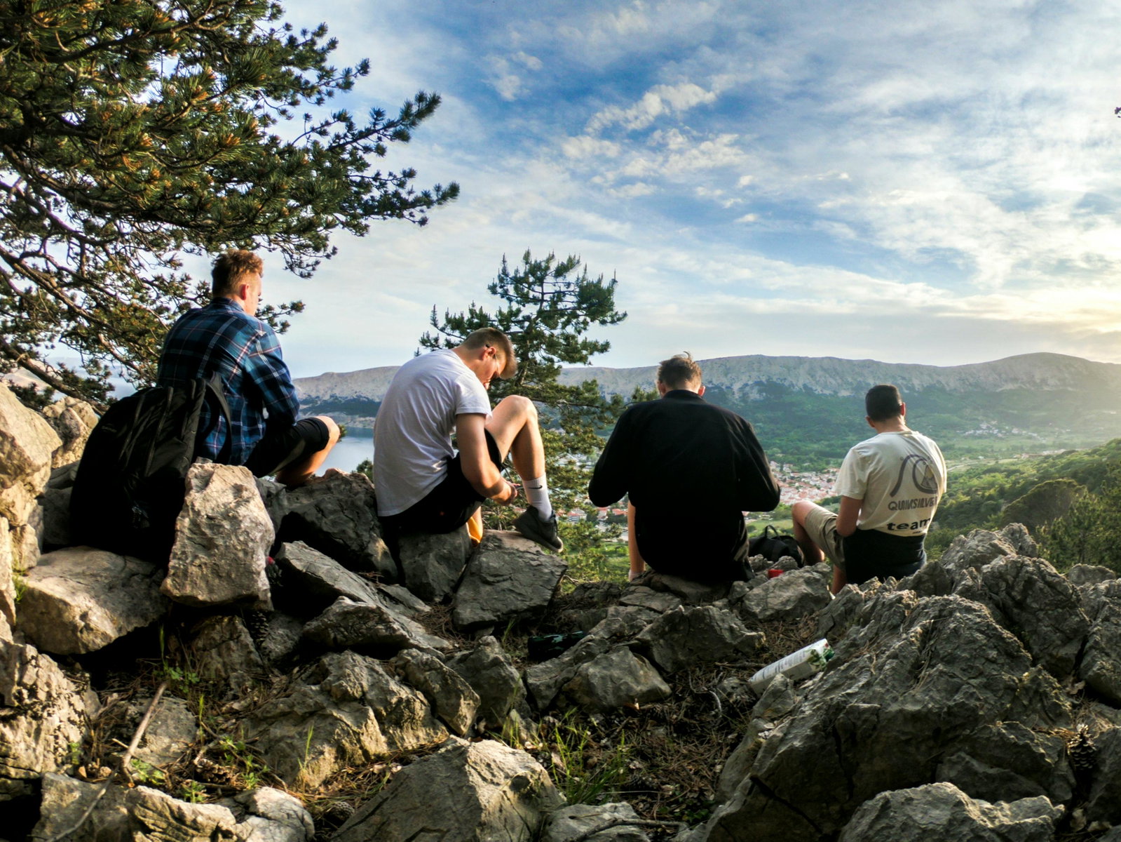 Der Couch-Irrtum am Vatertag: Warum Ihr Gehirn beim Wandern schneller abschaltet als beim Nichtstun