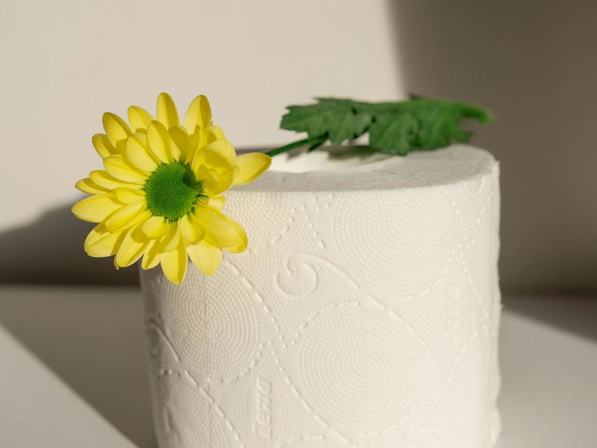 Klopapierrolle mit gut duftender Blume