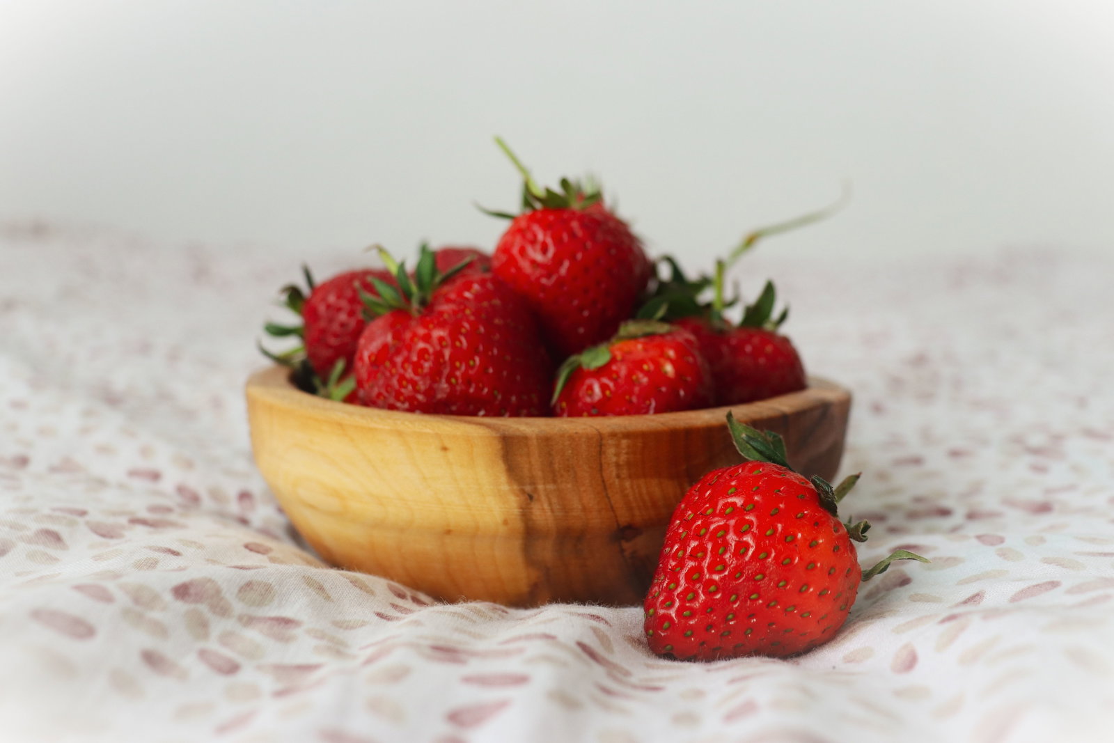 Erdbeeren am Abend: Warum die rote Powerfrucht uns heimlich den Schlaf raubt