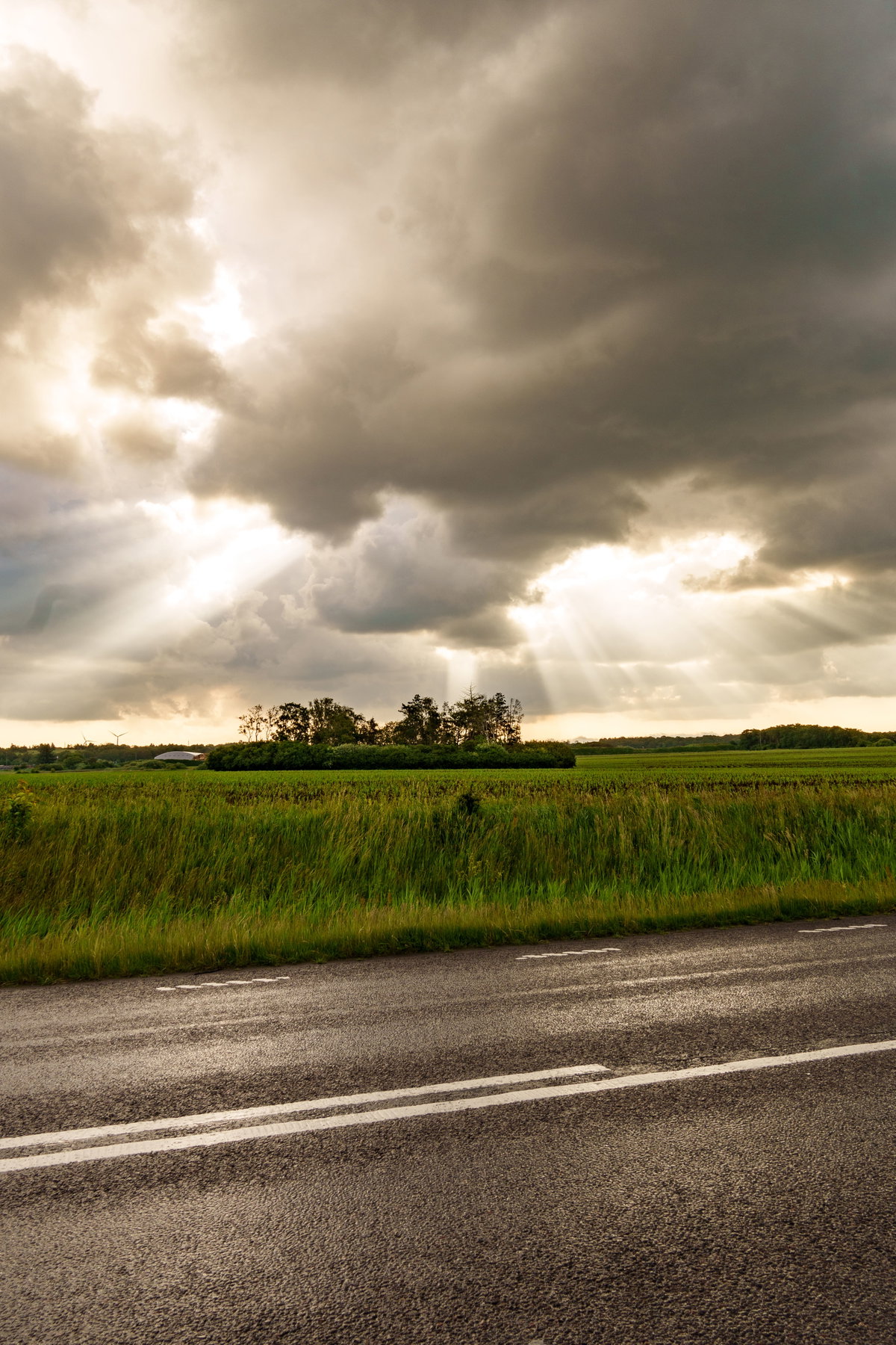 Sonne kommt im Juni wieder durch die Wolken