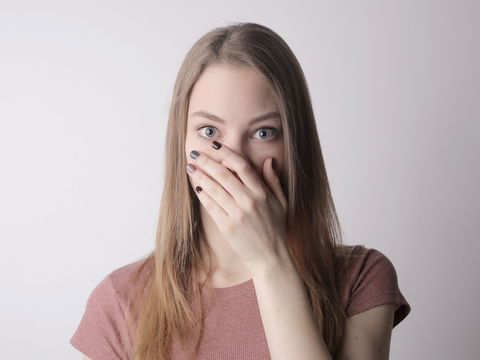 Aufstoßen riecht nach faulen Eiern? Diese 5 Ursachen sollten Sie kennen