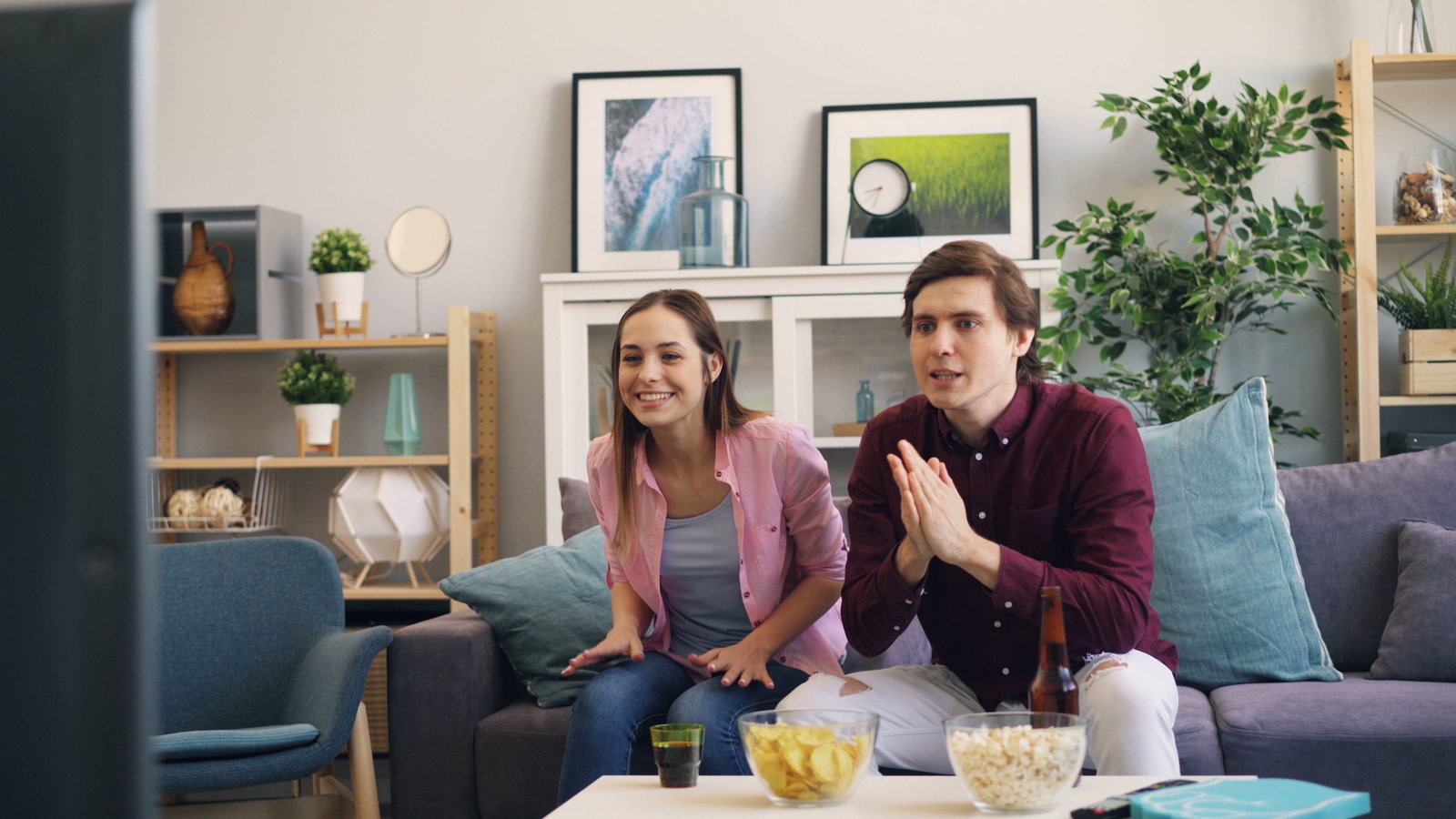 Ausnahmezustand im Wohnzimmer: 3 psychologische Tipps, wie die Beziehung das Sommerturnier harmonisch übersteht