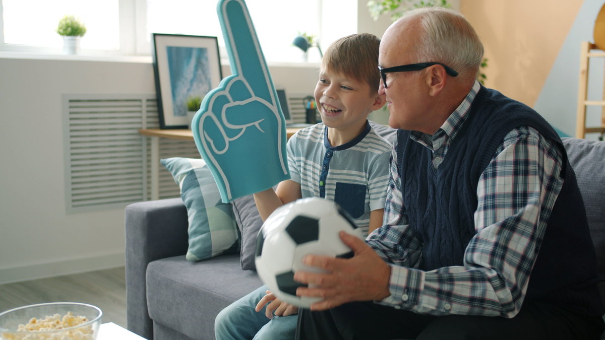 Mann und Enkel schauen Fussball
