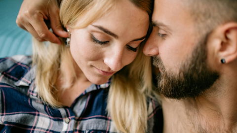 Schmerzen nach dem Orgasmus: Warum zieht es nach dem Höhepunkt im Unterleib?